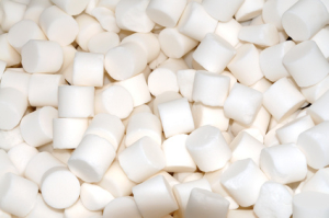 Um richtig arbeiten zu können, benötigen Wasserenthärtungsanlagen etwa alle 4 Tage Regeneriersalz oder Salztabletten.